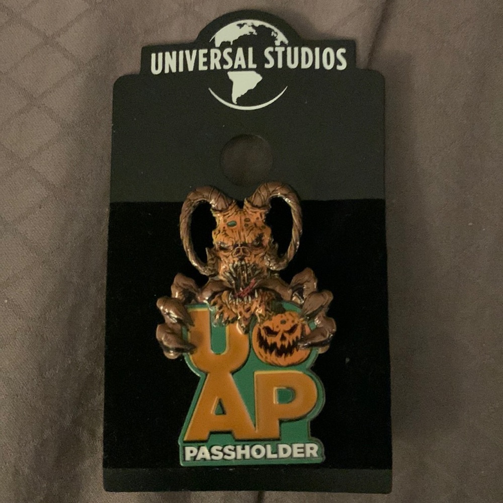 Universal studios Halloween Horror Nights annual pass holder pin 2022